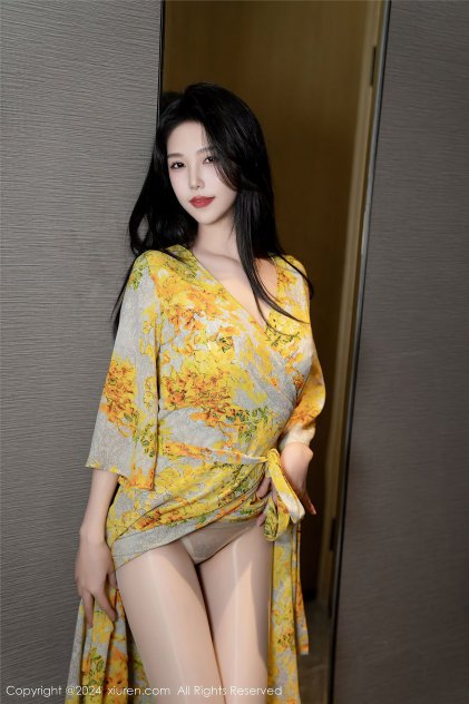 比基尼美女无不遮胸爆乳海报